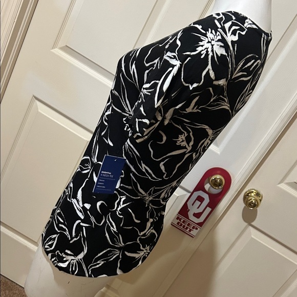 Apt. 9 Black and White Floral Short Sleeve Top. NWT. Small - Picture 4 of 7